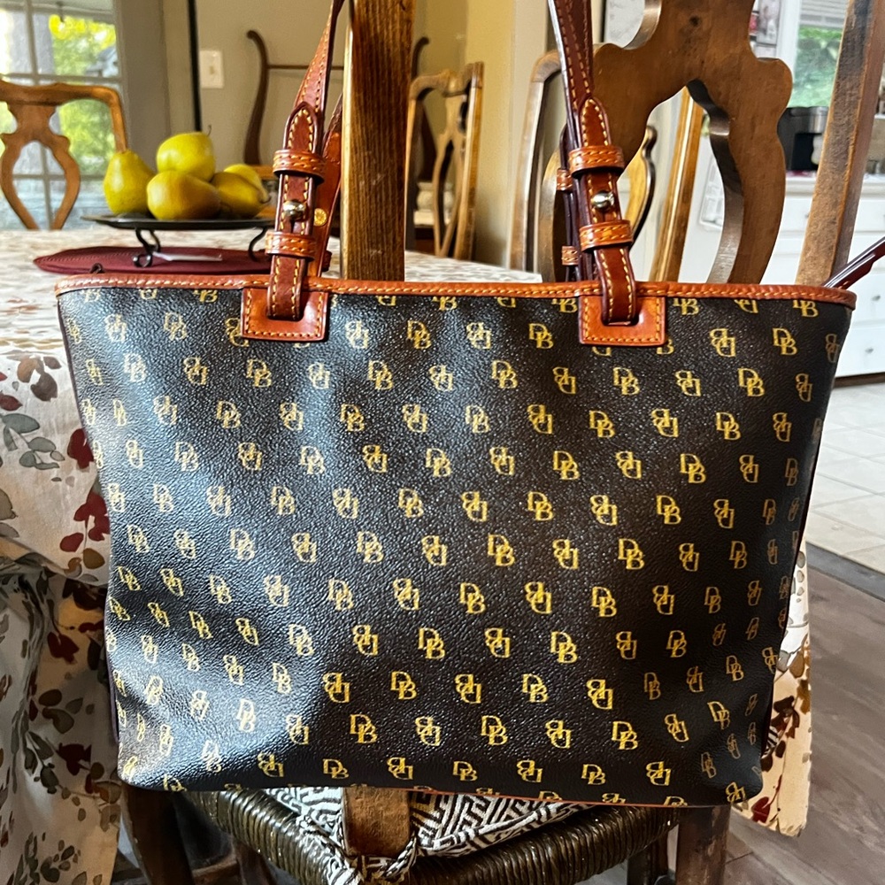 Dooney & Bourke classic tote. Rich t’moro brown canvas with caramel leather trim - Picture 2 of 16